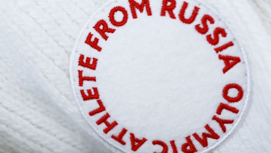 Логотип Olympic Athlete from Russia ("Олимпийский атлет из России") на форме спортсменов‐олимпийцев из России.