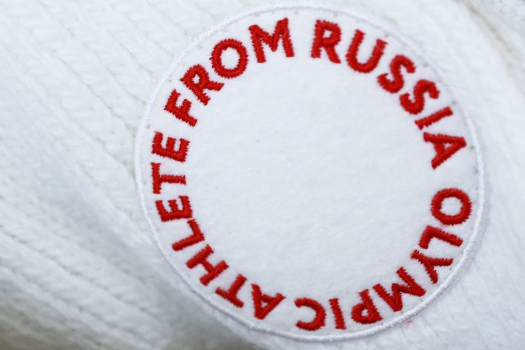 Логотип Olympic Athlete from Russia ("Олимпийский атлет из России") на форме спортсменов‐олимпийцев из России.