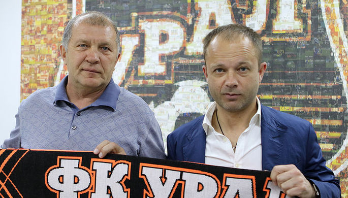 Дмитрий Парфенов (справа) и президент «Урала» Григорий Иванов сразу после подписания...