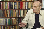 Режиссер Георгий Данелия в кабинете своей квартиры, 2005 год