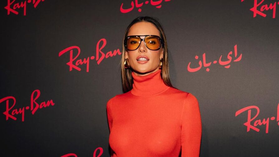 Модель Алессандра Амбросио в прозрачном топе без бюстгальтера вышла на публику