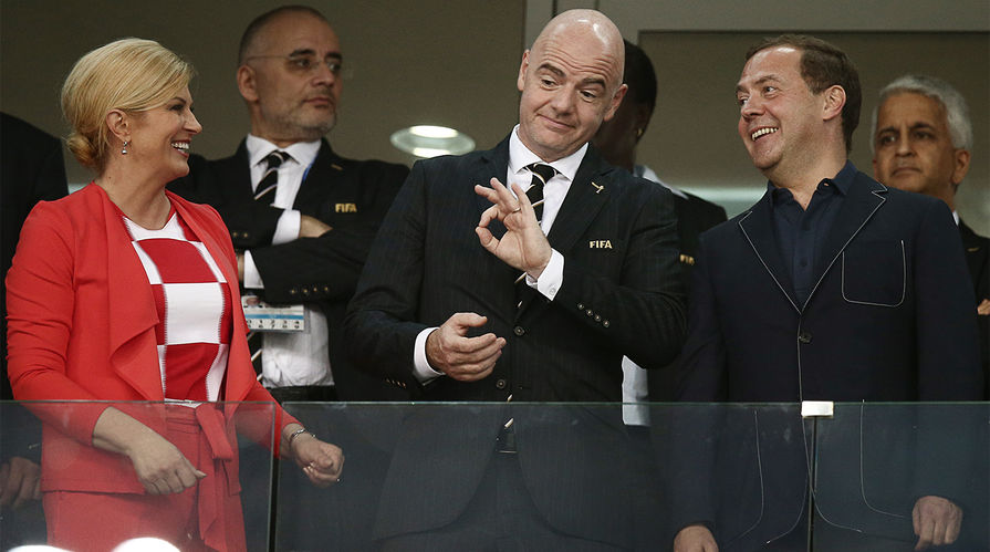 Президент Хорватии Колинда Грабар-Китарович, президент FIFA Джанни Инфантино и премьер-министр РФ Дмитрий Медведев (слева направо) перед началом матча 1/4 финала чемпионата мира по футболу - 2018 между сборными командами России и Хорватии