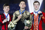 Михаил Коляда, Максим Ковтун и Александр Самарин на церемонии награждения призеров мужского одиночного катания на чемпионате России по фигурному катанию, 2018 год