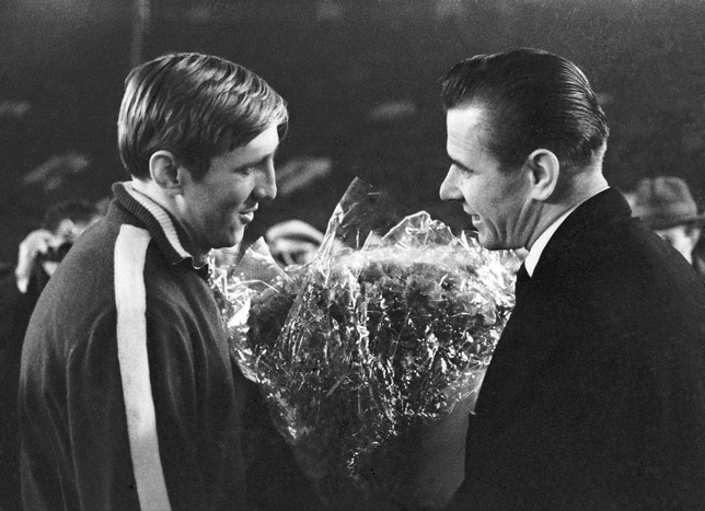Перед матчем с Северной Ирландией в 1969 году действующий капитан сборной СССР Альберт Шестернев (слева) вручил цветы легендарному Льву Яшину