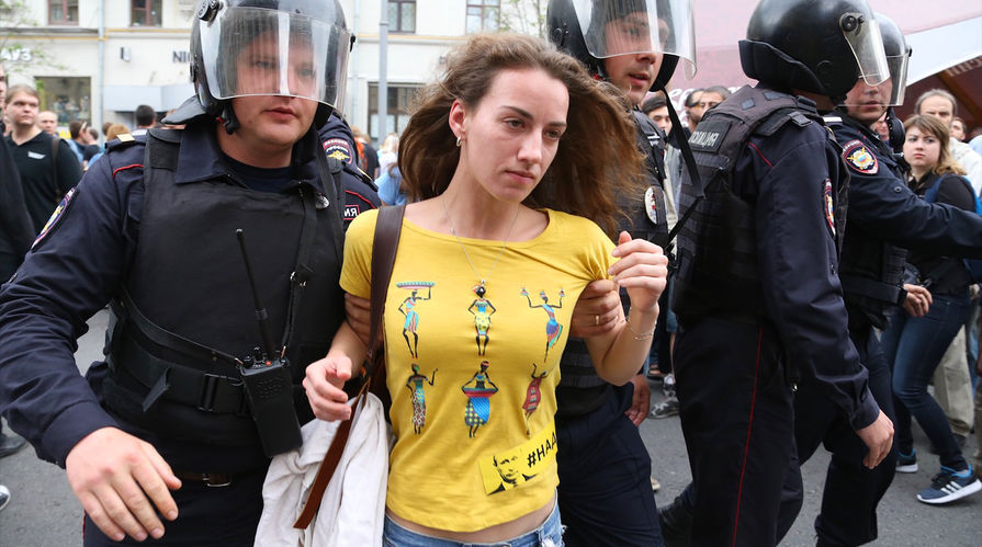 Задержание участника несанкционированного митинга на Тверской улице в Москве
