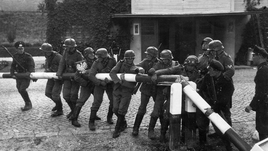 Немцы уничтожают польско-данцигскую границу в районе Сопота. 1 сентября 1939 года
