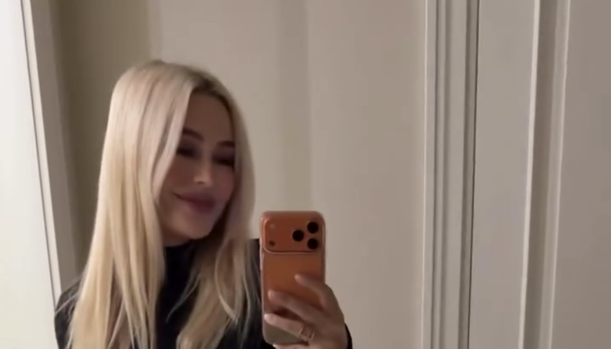 Актриса Наталья Рудова в джинсовой мини-юбке вышла на публику