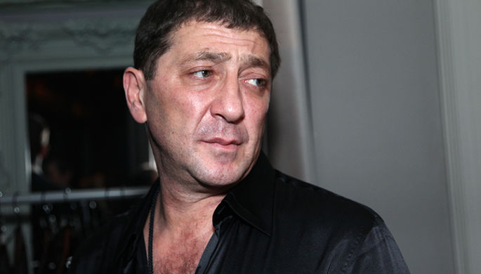 Певец Григорий Лепс позирует фотографу на открытии бара-караоке, 2011 год