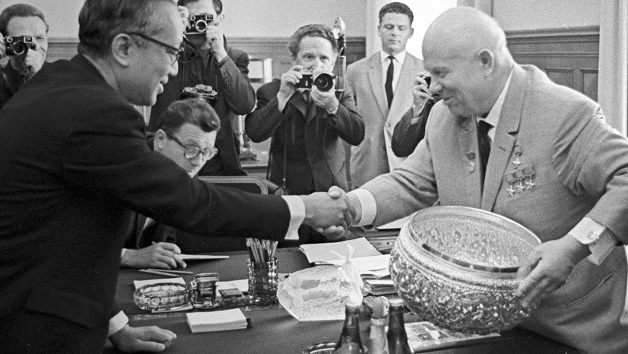 Первый секретарь ЦК КПСС Никита Сергеевич Хрущев благодарит Генерального секретаря Организации Объединенных Наций У Тана за подарок -- вазу работы бирманских мастеров, 1964 год