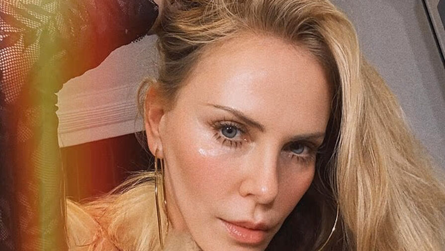 Актрису Шарлиз Терон обвинили в пластике из-за селфи