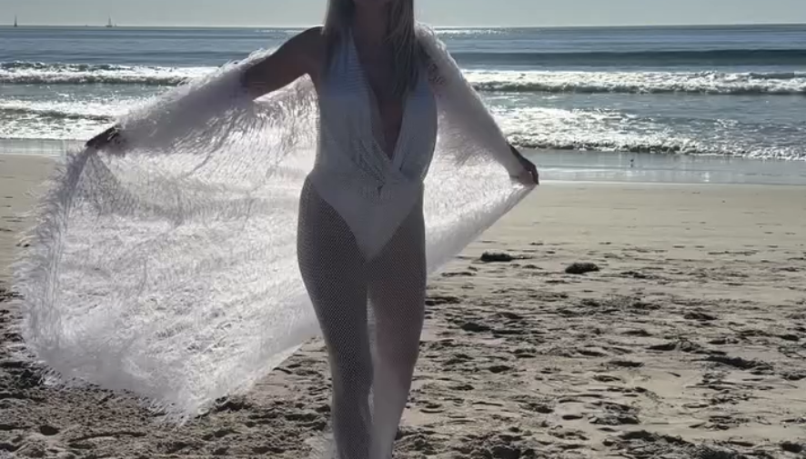 Модель Хайди Клум снялась в полупрозрачном платье с декольте