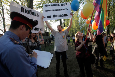 LGBT flashmob in St. Petersburg attacked by anti-gay activists 