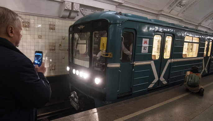 Состав с вагонами 81-717/714 во время парада поездов на Кольцевой линии московского метро, 13 мая...