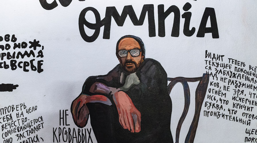 Режиссер и художественный руководитель "Гоголь-центра" Кирилл Серебренников на стенах фойе второго этажа
