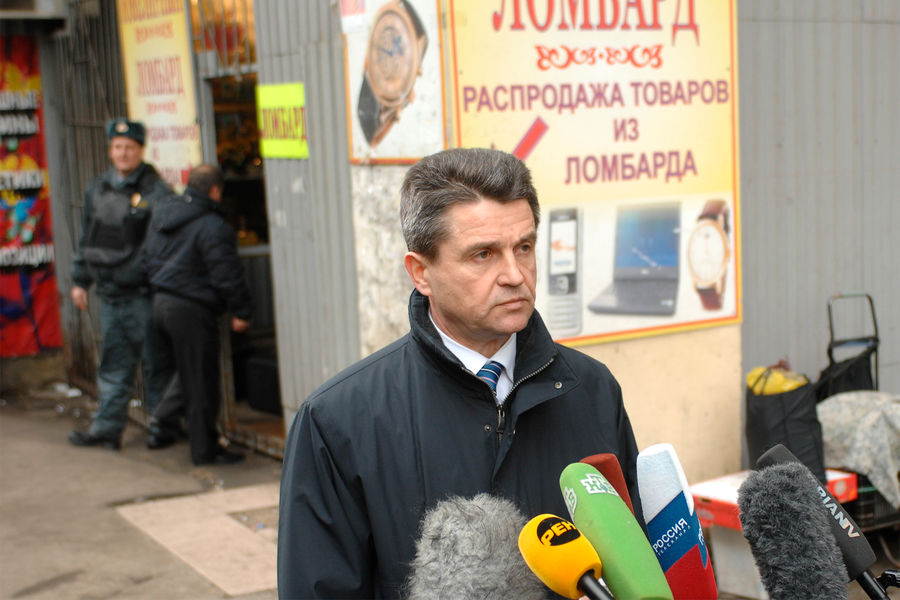 #новости | Умер бывший спикер Следственного комитета Владимир Маркин 8 Официальный представитель СК РФ Владимир Маркин у ломбарда в 2-ом Брянском переулке, где произошло вооруженное нападение, 2011 год
