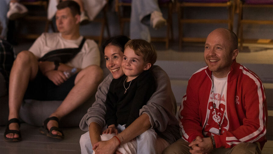 Актеры Евгений Стычкин и Ольга Сутулова вышли на публику с сыном