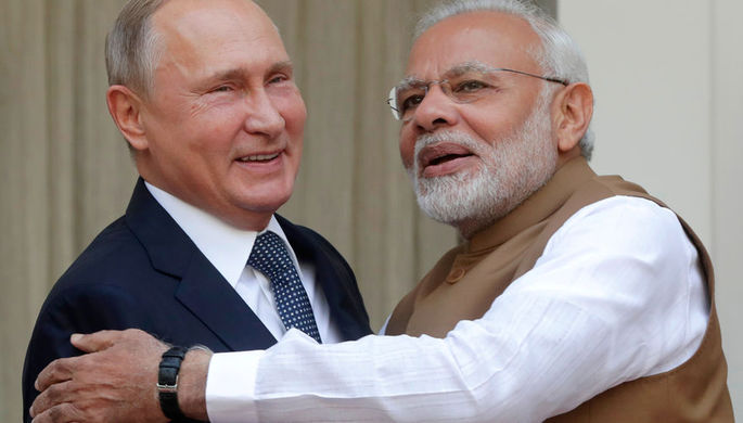 Президент России Владимир Путин и премьер-министр Республики Индии Нарендра Моди (справа) во время...