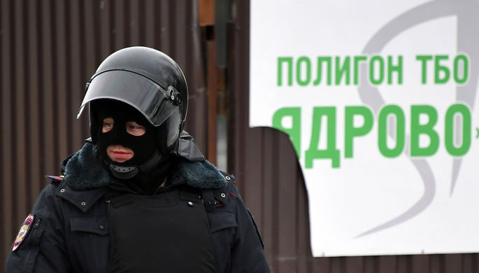 Сотрудник полиции у въезда на территорию полигона твердых бытовых отходов «Ядрово» в...