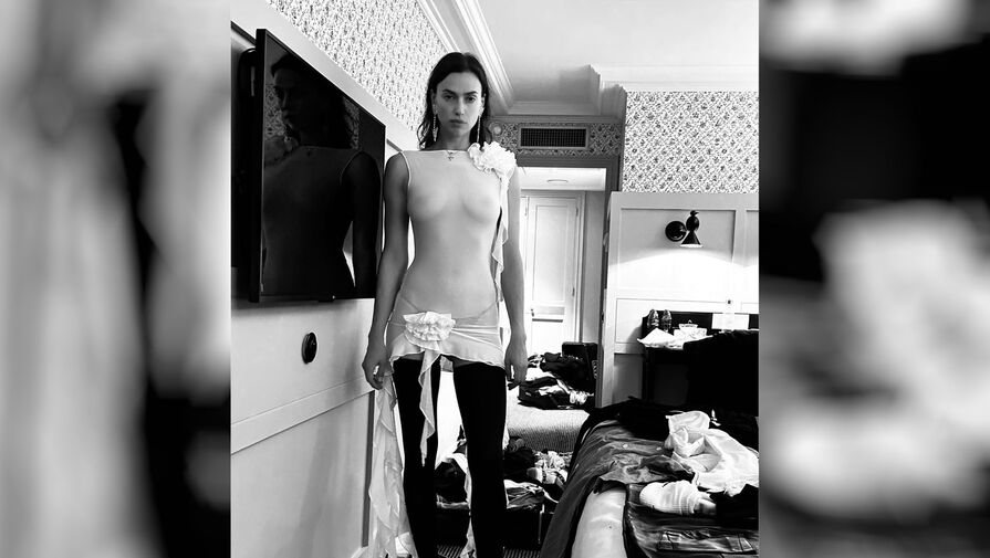 Супермодель Ирина Шейк опубликовала фото в прозрачном топе и стрингах