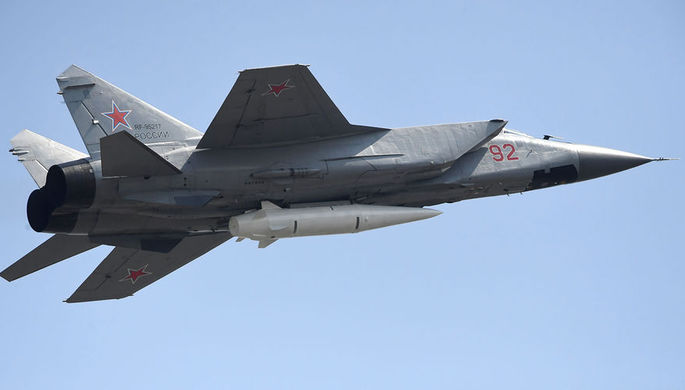 Многоцелевой истребитель МиГ-31 с гиперзвуковой ракетой «Кинжал»