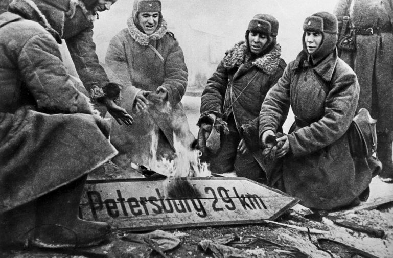 Солдаты Красной армии сжигают немецкий дорожный указатель