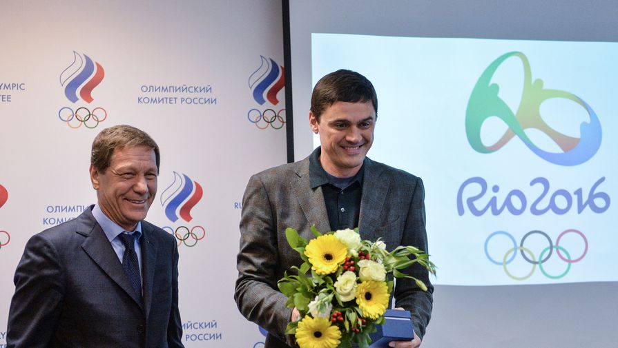 Президент Олимпийского комитета России Александр Жуков во время вручения почетному члену Международного олимпийского комитета, четырехкратному олимпийскому чемпиону Александру Попову
