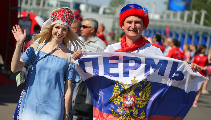 Болельщики у стадиона «Санкт-Петербург Арена» перед началом матча группового этапа Кубка...