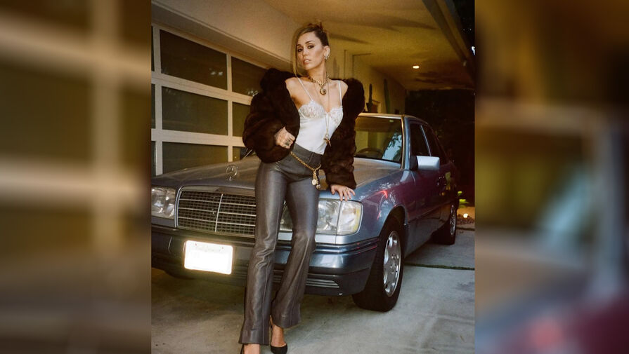 Певица Майли Сайрус выложила фото в кружевном топе и шубе