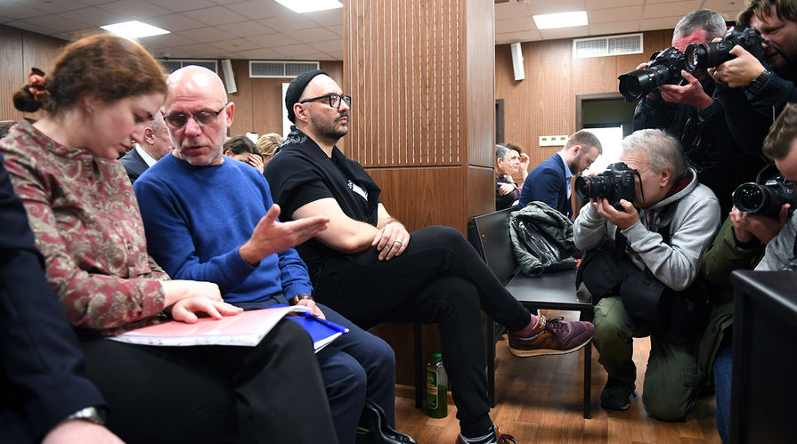 Режиссер, художественный руководитель театра "Гоголь-центр" Кирилл Серебренников, бывший директор "Гоголь-центра" Алексей Малобродский и директор Российского академического молодежного театра (РАМТ) Софья Апфельбаум (справа налево), обвиняемые в хищении денежных средств, на слушании по уголовному делу "Седьмой студии" в Мещанском суде Москвы, ноябрь 2018 года