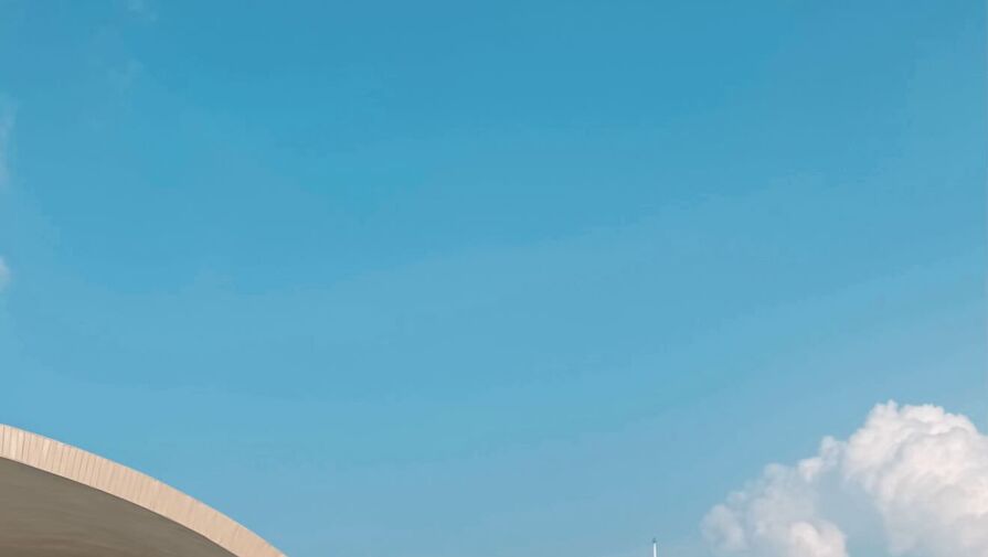 Телеведущая Ксения Бородина снялась в шортах и рубашке на Мальдивах