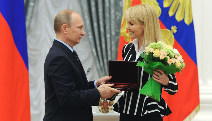 Президент России Владимир Путин и певица Валерия на церемонии вручения государственных наград в...