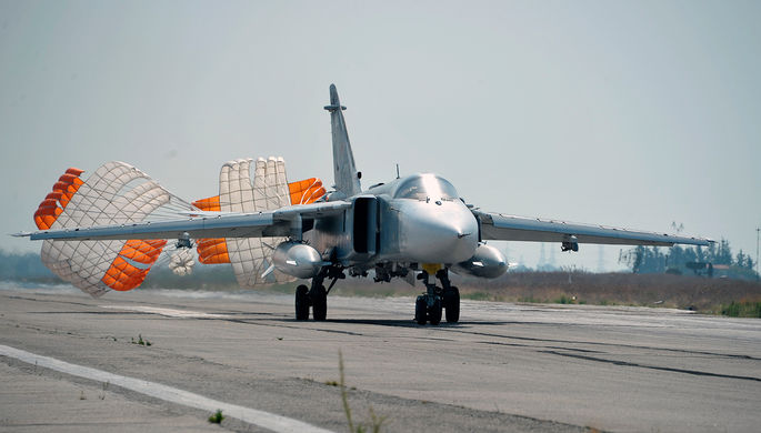 Российский бомбардировщик Су-24 садится на авиабазе «Хмеймим» в сирийской провинции...
