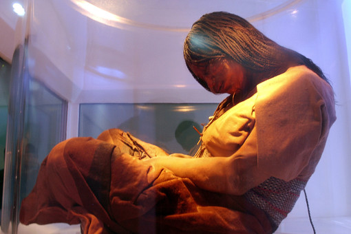 Мумифицированное тело инкской девочки, найденное на вулкане Льюльяйльяко
