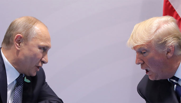 Президент России Владимир Путин и президент США Дональд Трамп во время встречи в рамках саммита G20...