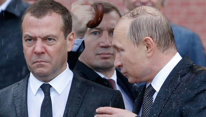 Премьер-министр России Дмитрий Медведев и президент Владимир Путин во время церемонии возложения...