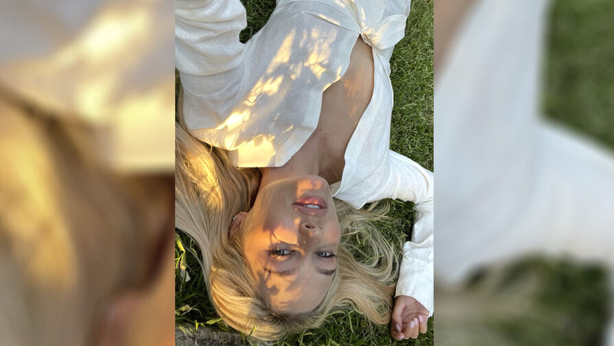 Актриса Наталья Рудова без макияжа снялась в мини-платье