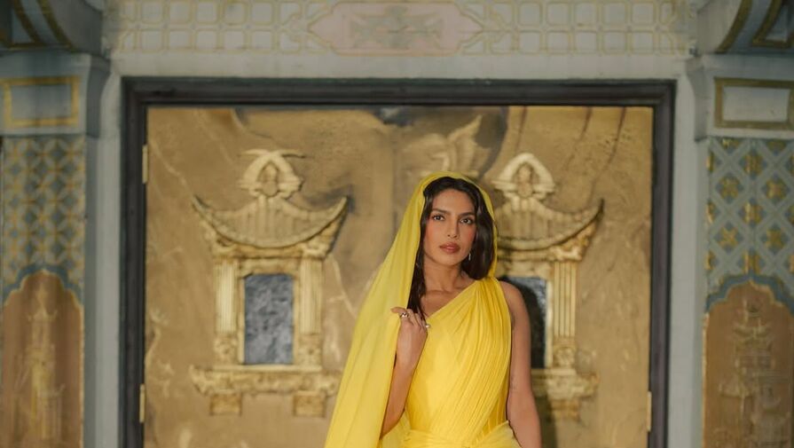 Актриса Приянка Чопра показала фигуру в облегающем мини-платье