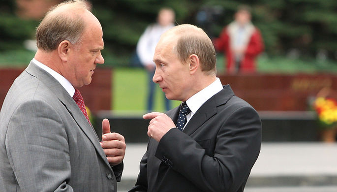 Лидер КПРФ Геннадий Зюганов и Владимир Путин во время церемонии возложения венка к Могиле...