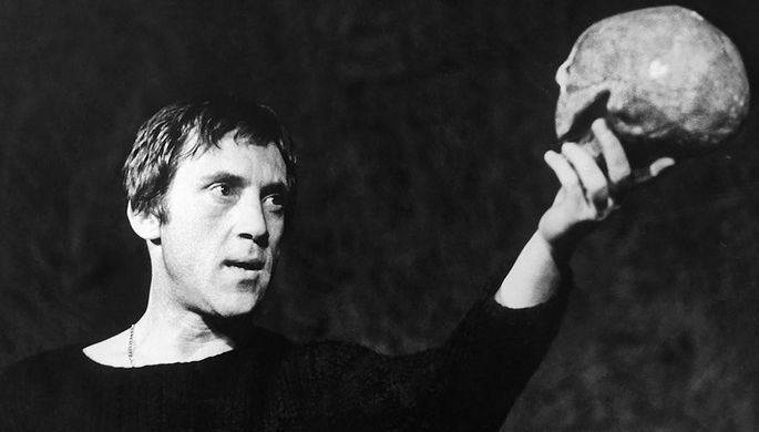 Владимир Высоцкий в спектакле «Гамлет» на сцене Театра на Таганке, 1971 год