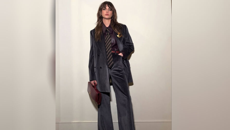 Модель Кара Деревень выложила фото с рваной челкой и стрижкой