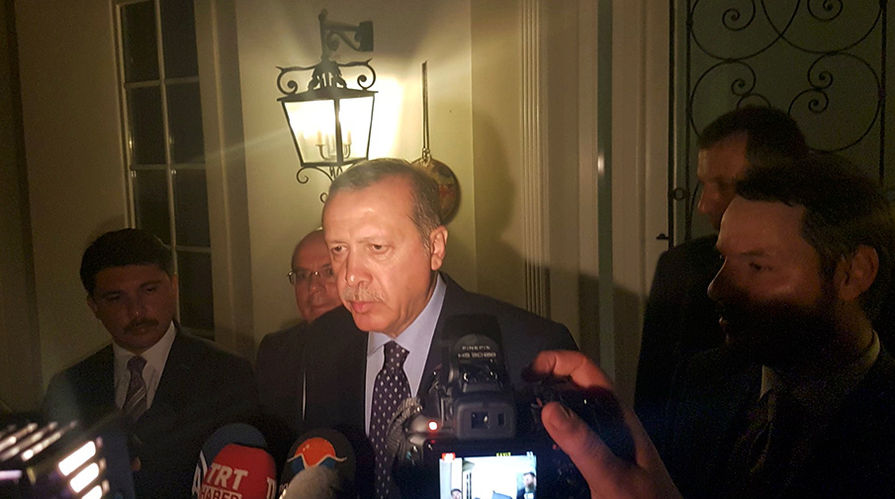 Президент Турции Реджеп Эрдоган общается с прессой в городе Мармарис на юго-западе страны