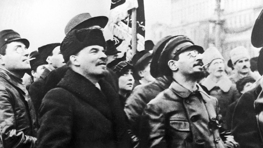 Владимир Ленин и Яков Свердлов осматривают временный памятник К. Марксу и Ф. Энгельсу на Воскресенской площади, 1918 год