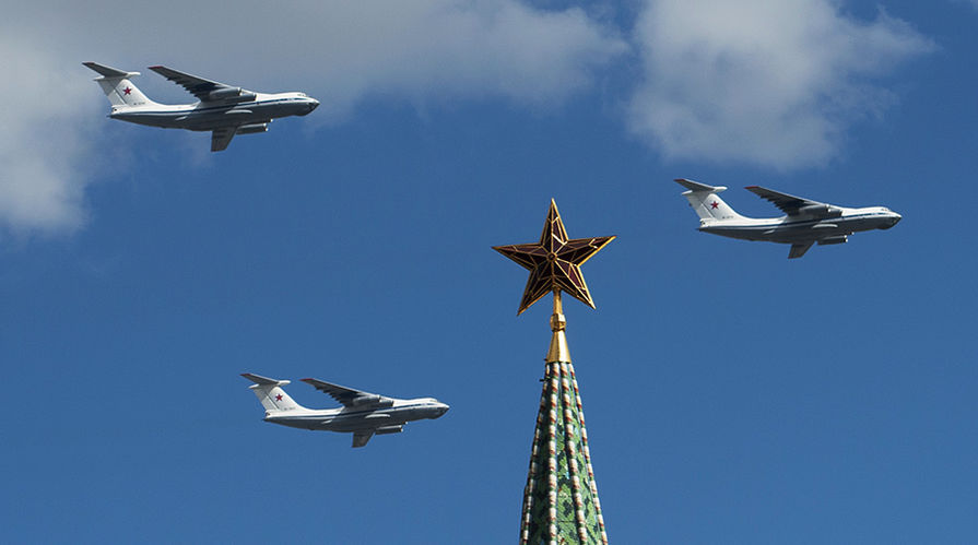 Самолеты Ил-76 во время репетиции воздушной части военного парада в Москве