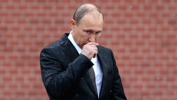 Президент России Владимир Путин во время церемонии возложения венков к Могиле Неизвестного Солдата у...