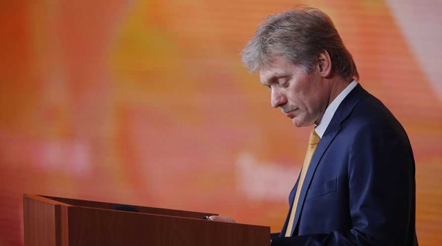 Пресс-секретарь Дмитрий Песков во время пресс-конференции президента России Владимира Путина в Москве, 14 декабря 2017 года