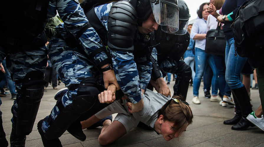 Задержание участника несанкционированного митинга на Тверской улице в Москве