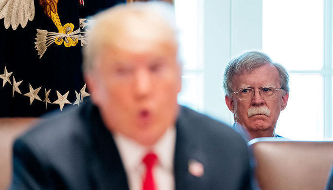 Президент США Дональд Трамп и советник по национальной безопасности Джон Болтон во время мероприятия...