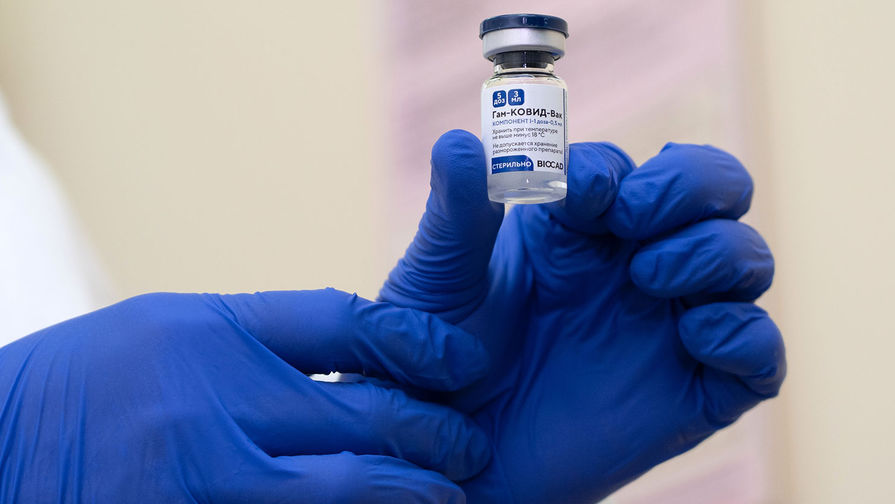  Медицинский работник держит в руке вакцину от COVID-19 «Гам Ковид Вак» (Спутник V) 