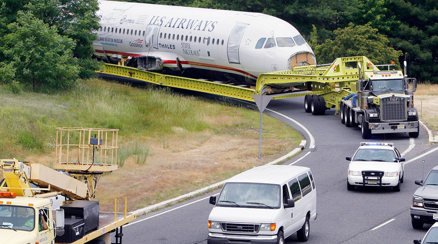 Поврежденный при посадке на Гудзон лайнер Airbus A320 авиакомпании US Airways во время транспортировки в музей авиации Каролины, июнь 2011 года