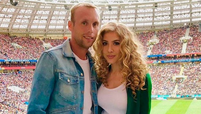 Денис и Дарья Глушаковы на трибуне во время чемпионата мира в России